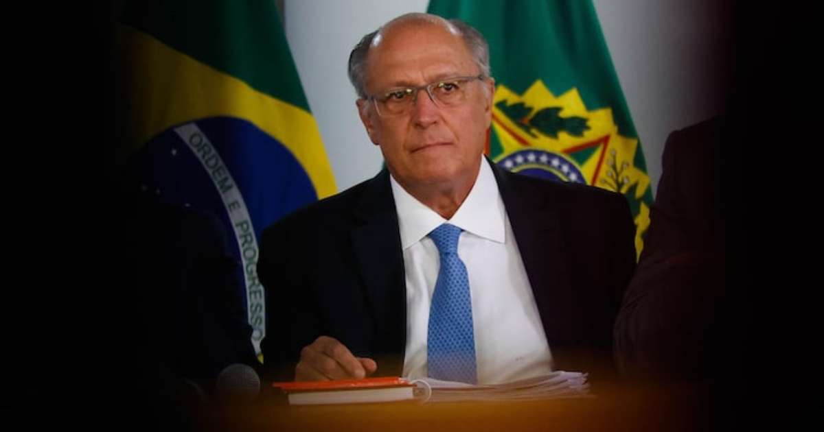 Vice-presidente do Brasil, Alckmin presenteia Papa Leão XIV com camisa do Santos