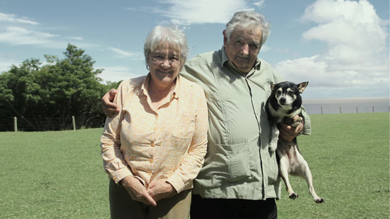 Mujica ao lado de Lucia e Manuela