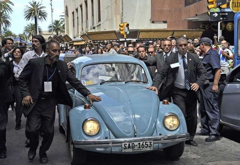 'Pepe' Mujica dirigindo seu Fusca depois de transmitir o cargo presidencial, em 2015