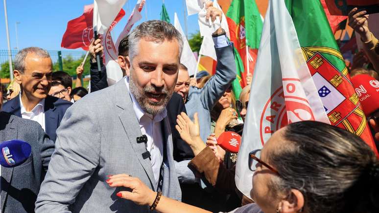 Pedro Nuno Santos, do Partido Socialista, ocupa o segundo lugar nas pesquisas, com pouca distância, mas com pouca chance de vitória