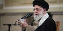 O líder supremo iraniano, aiatolá Khamenei, conversa com estudantes em Teerã, em 12 de março Foto: AP / RFI