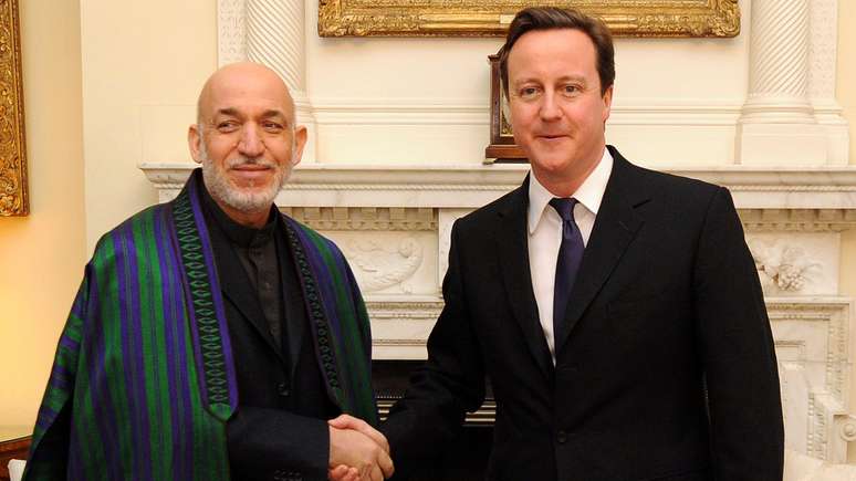 O então primeiro-ministro britânico David Cameron (à direita) teria sido informado pelo então presidente afegão Hamid Karzai (à esquerda) sobre as alegações de assassinatos de civis, conforme apurou a reportagem da BBC