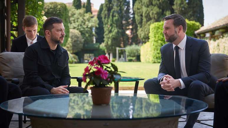 Zelensky (à direita) e JD Vance reunidos em Roma no domingo