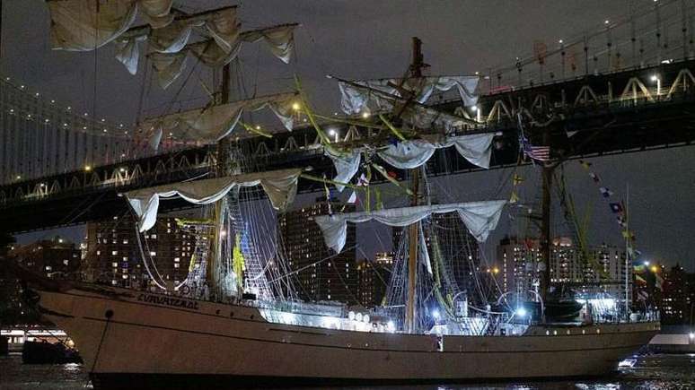 O Cuauhtémoc se chocou contra a ponte do Brooklyn em Nova York