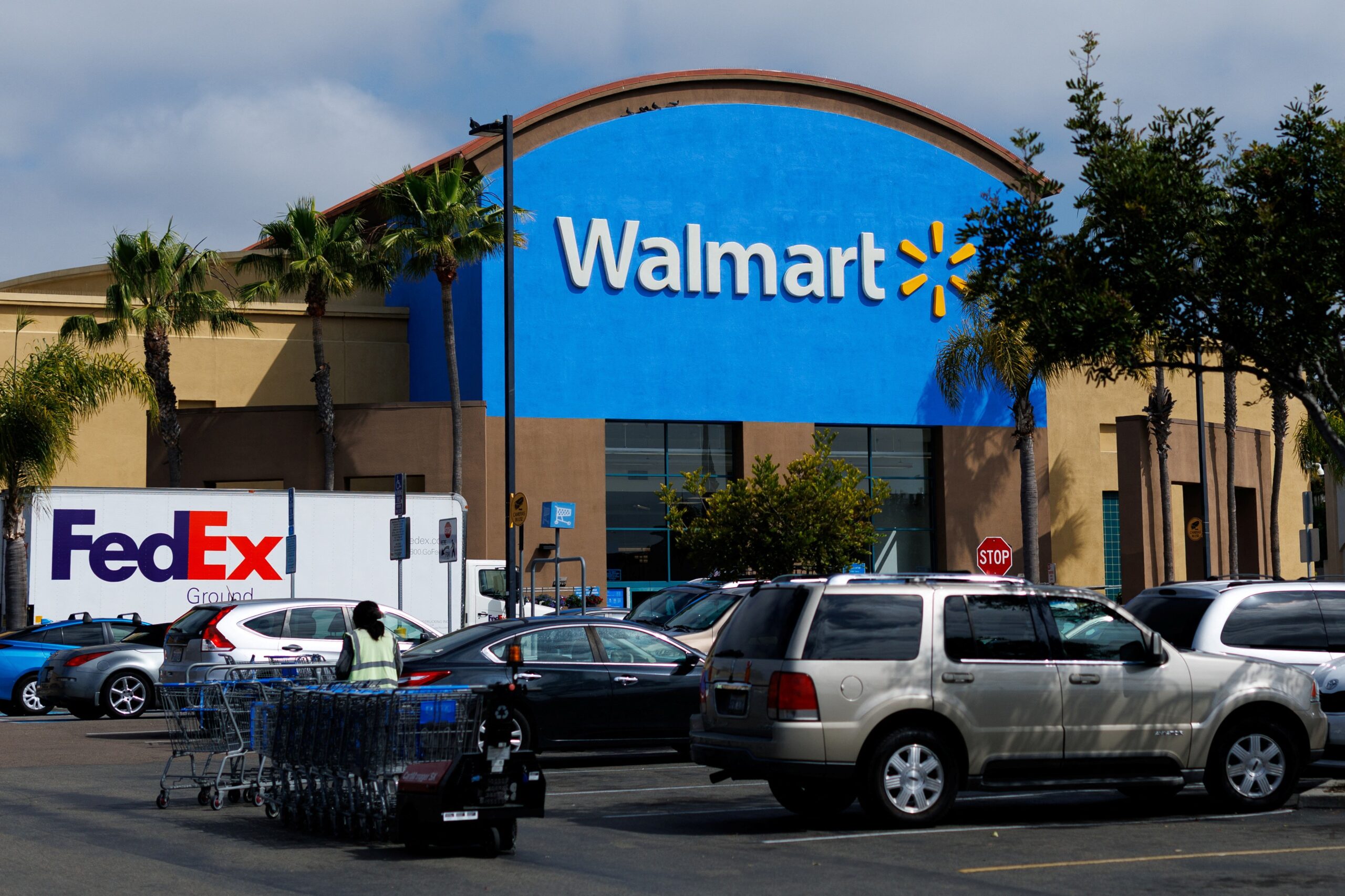 Trump diz ao Walmart para 'engolir as tarifas' em vez de aumentar