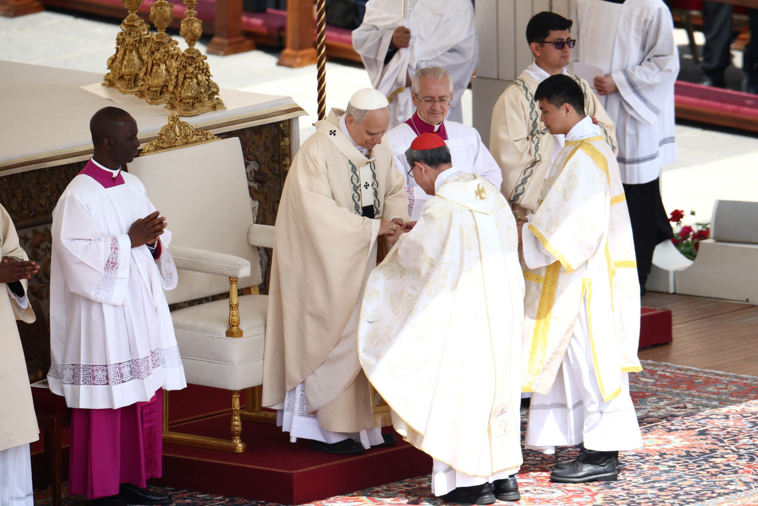 Pálio e Anel do Pescador: entenda simbologia dos itens recebidos por papa Leão XIV durante missa inaugural