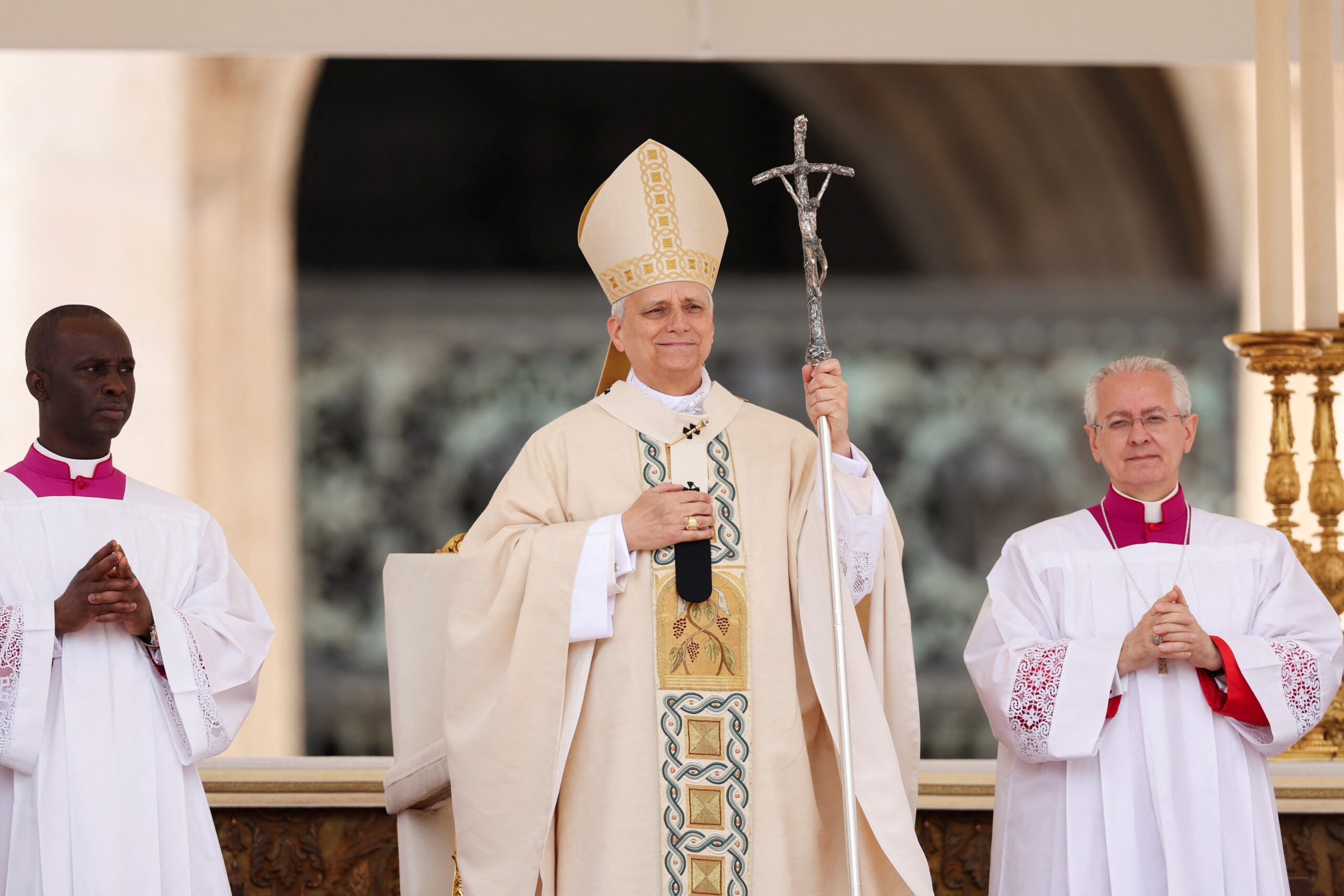 Começa missa inaugural do Papa Leão XIV