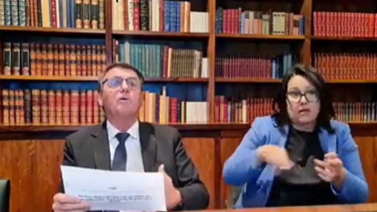 Bolsonaro fala sobre biografia de Mujica durante live