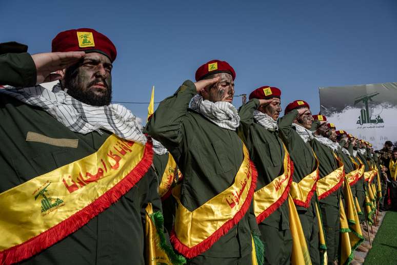 Membros do Hezbollah e apoiadores da milícia xiita libanesa