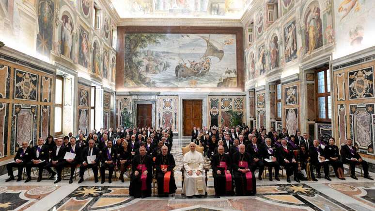 Papa Leão XIV posa para fotos durante reunião com diplomatas mundiais no Vaticano, 16 de maio de 2025