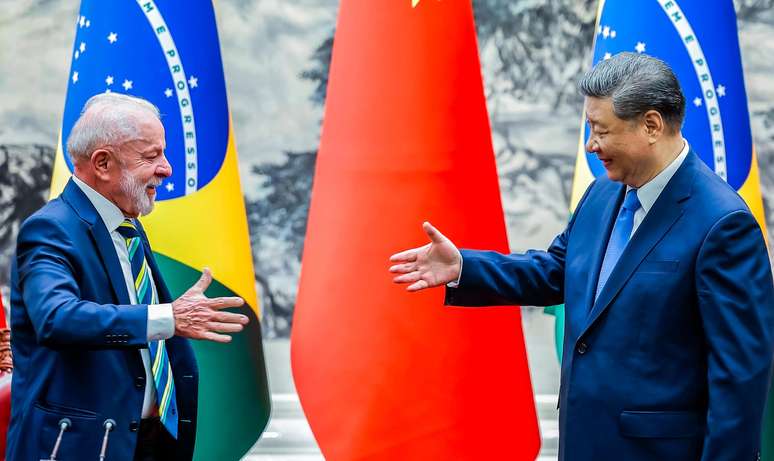 Presidente Luiz Inácio Lula da Silva (PT) cumprimenta o presidente da China, Xi Jinping, durante a cerimônia de assinatura de Atos, no Palácio do Povo, em Pequim