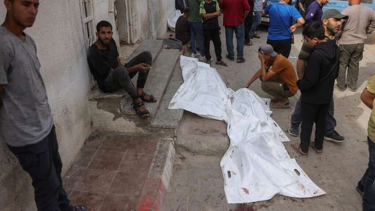Corpos em frente ao hospital de Al-Shifa na cidade de Gaza, em 18 de maio de 2025.