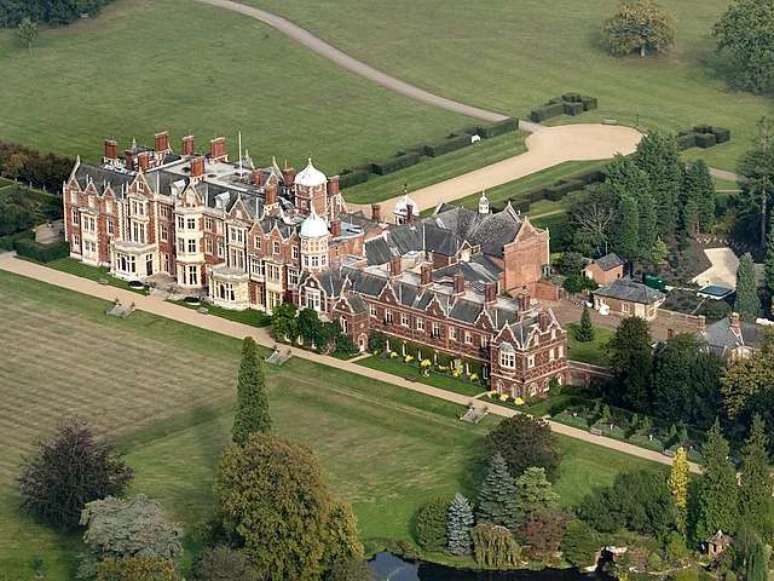 Outra propriedade pessoal da família real é a Casa de Sandringham, em Norfolk. Construída entre 1870 e 1892, no reinado de Eduardo VII, é considerada a 
