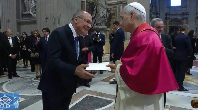 Geraldo Alckmin entrega convite para COP30 ao papa Leão XIV