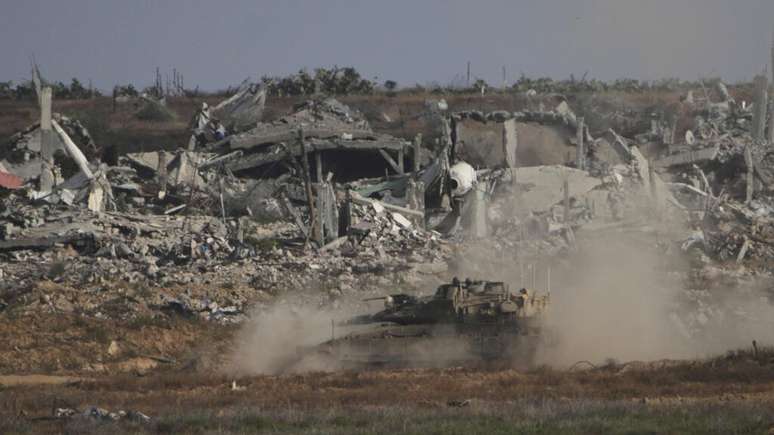 Um tanque israelense na Faixa de Gaza nesta segunda-feira, 19 de maio.