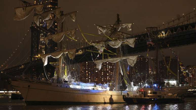 Uma unidade portuária da polícia de Nova York se prepara para subir à bordo do Cuauhtémoc, o navio-escola da marinha mexicana, que colidiu com a Ponte do Brooklyn no sábado, 17 de maio.