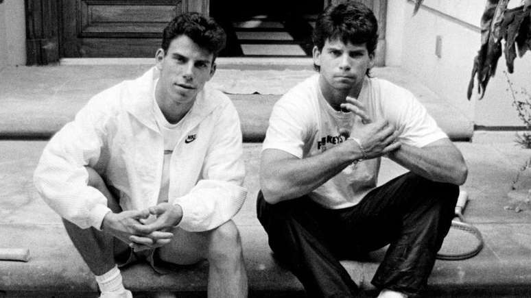 Os irmãos Menendez, Erik (à esquerda), e Lyle nos degraus de sua casa em Beverly Hills em novembro de 1989