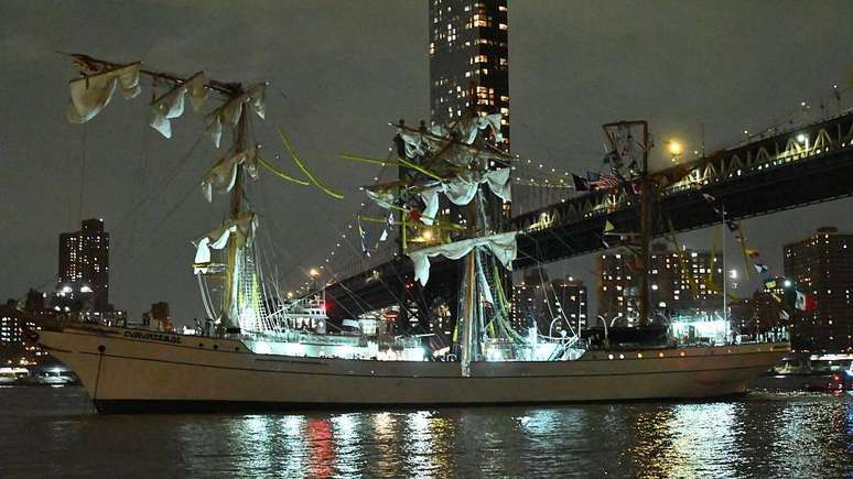 Mastros danificados no navio de treinamento da Marinha mexicana Cuauhtémoc depois que ele colidiu com a ponte do Brooklyn, em Nova York