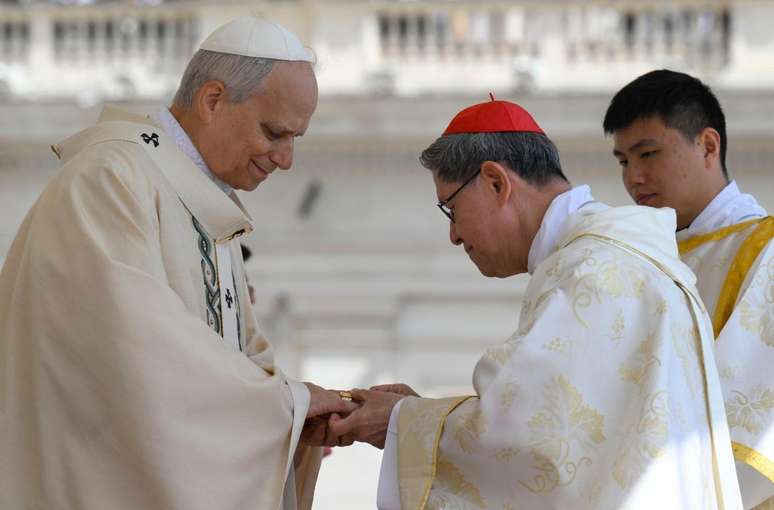 Papa Leão XIV recebe símbolos 'papais' durante missa de seu pontificado