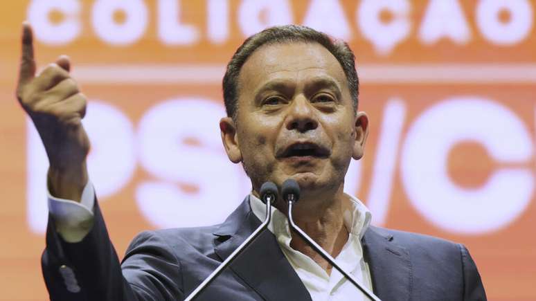 O atual primeiro-ministro e líder do Partido Social-Democrata de centro-direita, Luis Montenegro, discursa para seus apoiadores durante o comício de encerramento de sua campanha eleitoral em Lisboa, sexta-feira, 16 de maio de 2025, antes das eleições gerais de 18 de maio.