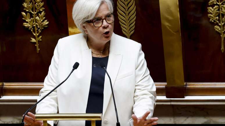 A ministra francesa do Trabalho, Saúde, Solidariedade e Famílias, Catherine Vautrin, na Assembleia de Deputados da França, em Paris, durante uma sessão dedicada aos cuidados paliativos e apoio no fim de vida.