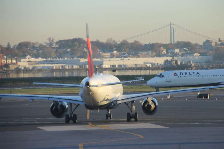 Aviões taxiando no Aeroporto de LaGuardia, em Nova Iorque [Imagem de arquivo]