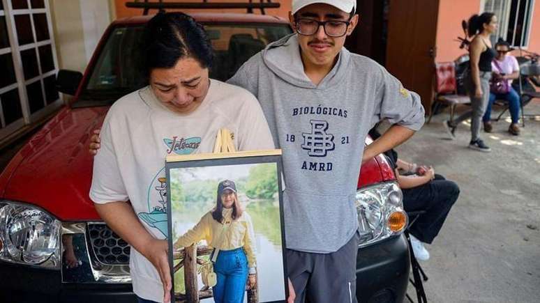 Familiares de América Sánchez choram sua morte com uma fotografia da jovem cadete na sua cidade natal de Xalapa, na região centro-leste do México