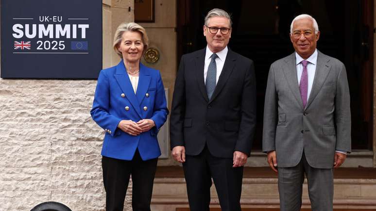 O primeiro-ministro britânico, Keir Starmer (centro), posa ao lado da presidente da Comissão Europeia, Ursula von der Leyen (esq.), e do presidente do Conselho Europeu, António Costa, na chegada à Cúpula Reino Unido-União Europeia, realizada na Lancaster House, em Londres.