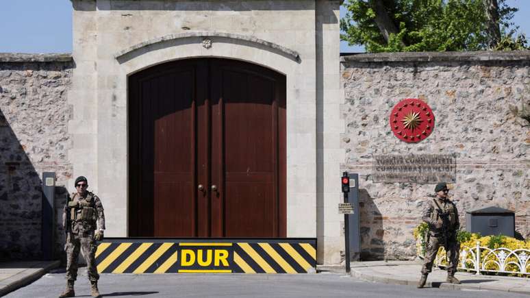 Militares turcos diante da porta de entrada do Palácio Dolmabahçe, em Istambul, que deve acolher as negociações diretas entre a Rússia e a Ucrânia nesta quinta-feira, 15 de maio de 2025.