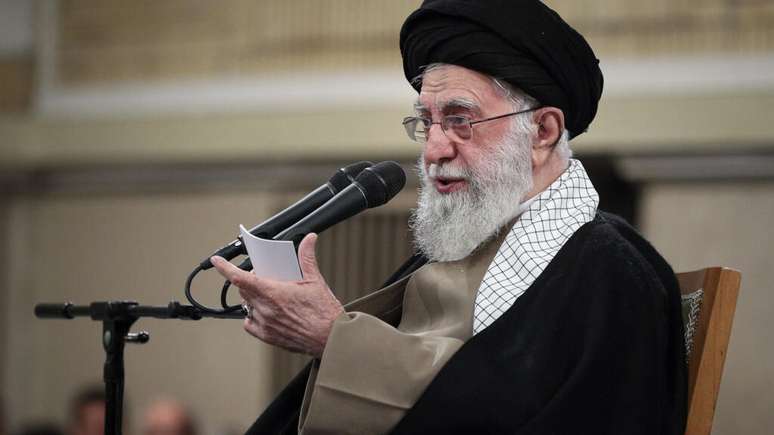 O líder supremo iraniano, aiatolá Khamenei, conversa com estudantes em Teerã, em 12 de março