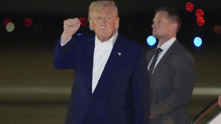 De volta de sua viagem ao Golfo, o presidente americano Donald Trump diz que vai conversar com Putin pelo telefone nesta segunda-feira (19)