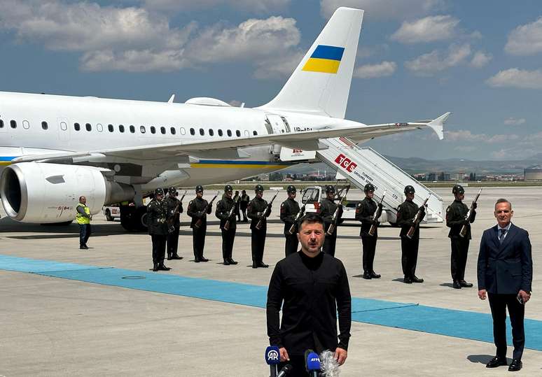 Presidente ucraniano, Volodymyr Zelensky, durante coletiva de imprensa ainda no aeroporto de Ankara, na Turquia