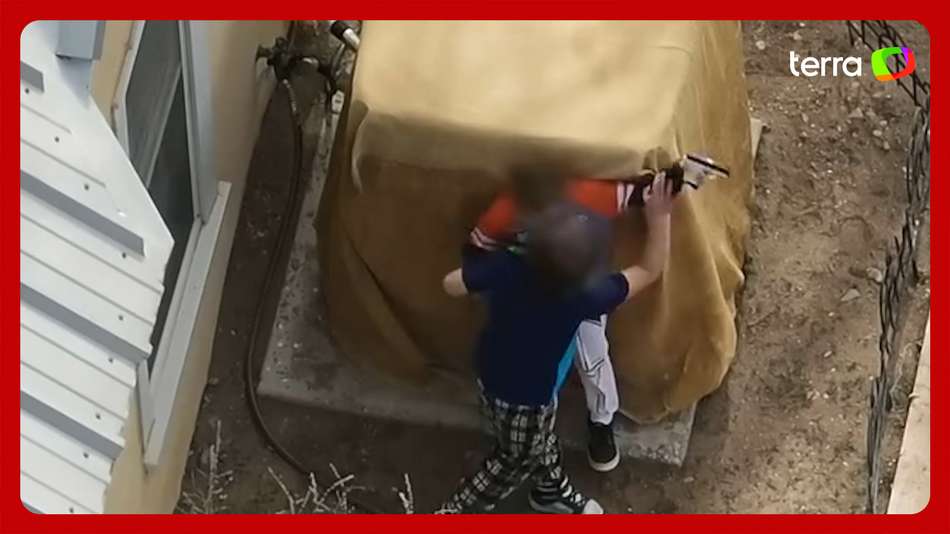 Policiais dos EUA entram em conflito com crianças que portavam arma de fogo