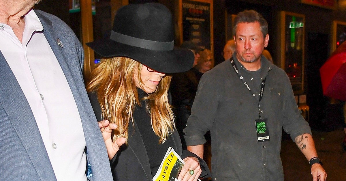 Jennifer Aniston faz primeira aparição pública após stalker bater com carro em sua mansão | Famosos