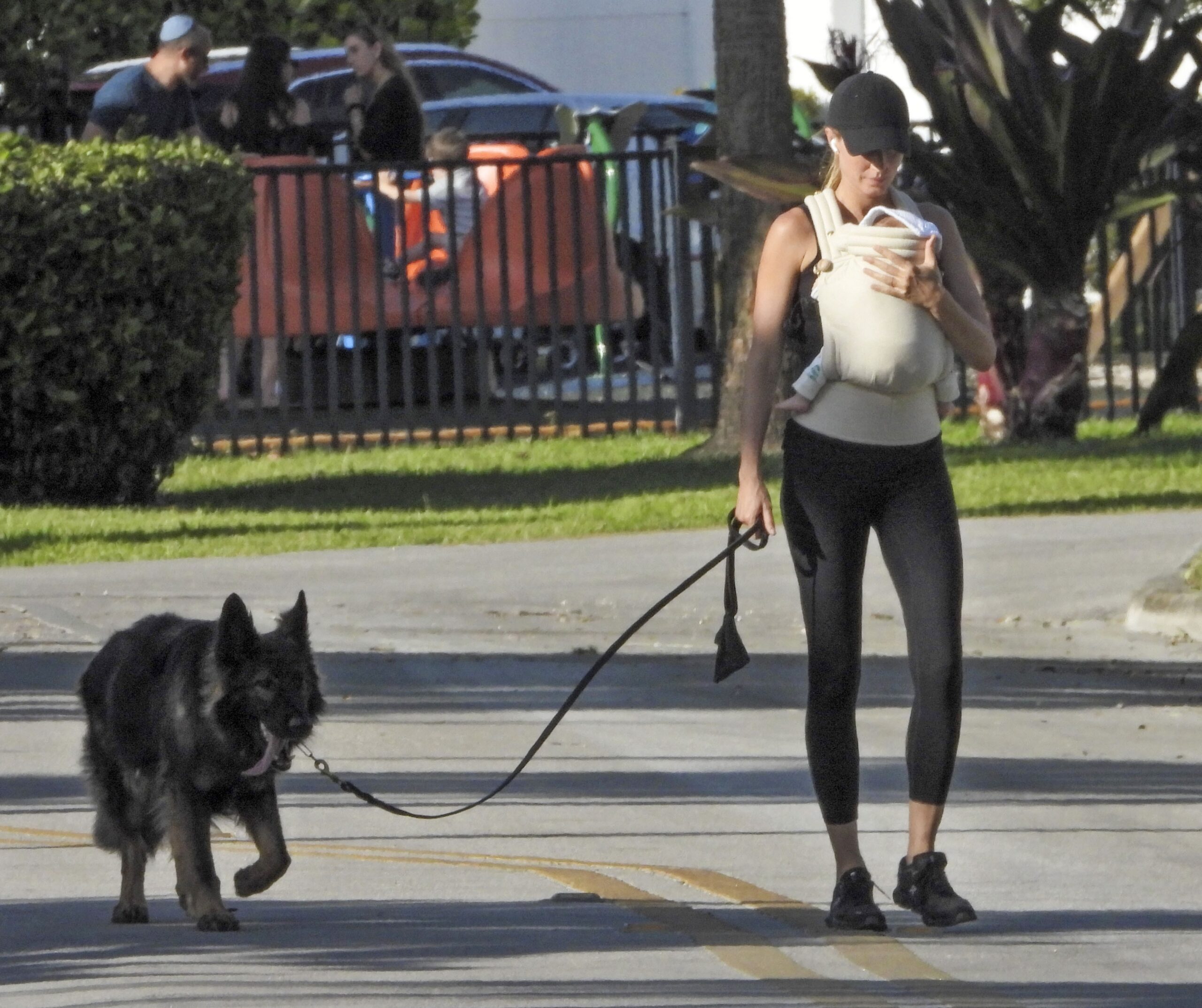 Gisele Bündchen celebra o Dia das Mães em caminhada com o filho caçula; veja fotos! | Famosos
