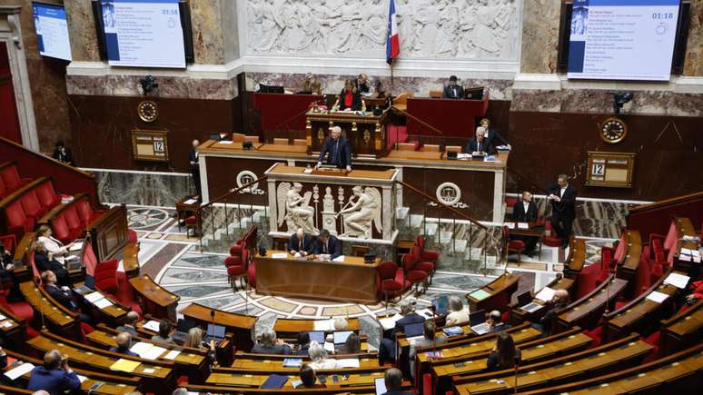 Desde sua apresentação em 10 de abril de 2024, o projeto de lei sobre a morte assistida já recebeu cerca de 2.600 emendas durante os debates na Assembleia Nacional (foto).